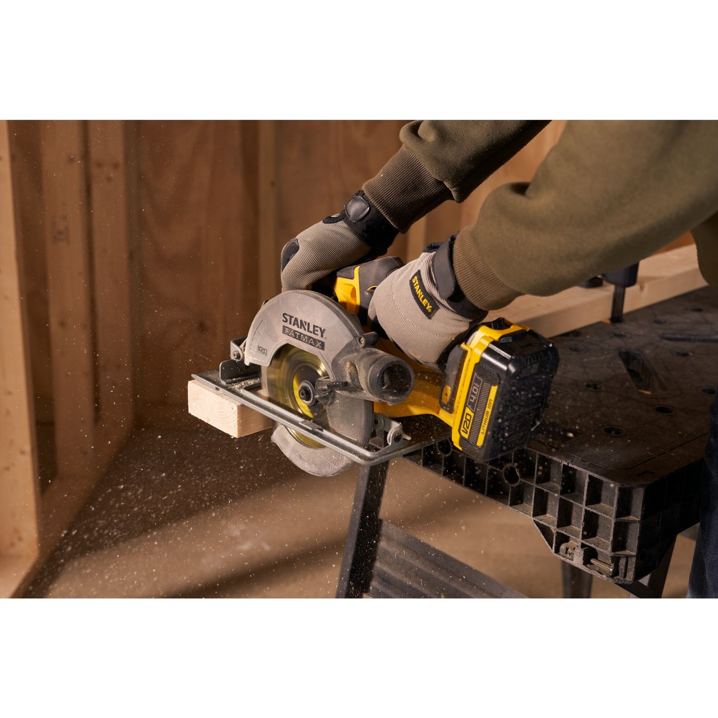 STANLEY FATMAX SFMCS500M2K-QW Scie circulaire V20, 2 batteries 18V 4.0Ah